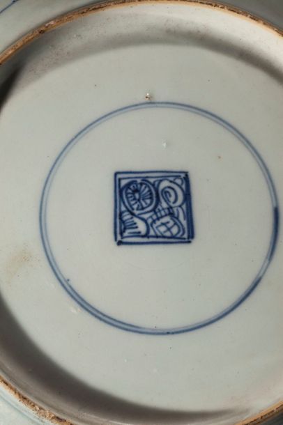 Arts d'Asie Suite de cinq assiettes en porcelaine blanche décorées en bleu sous couverte...