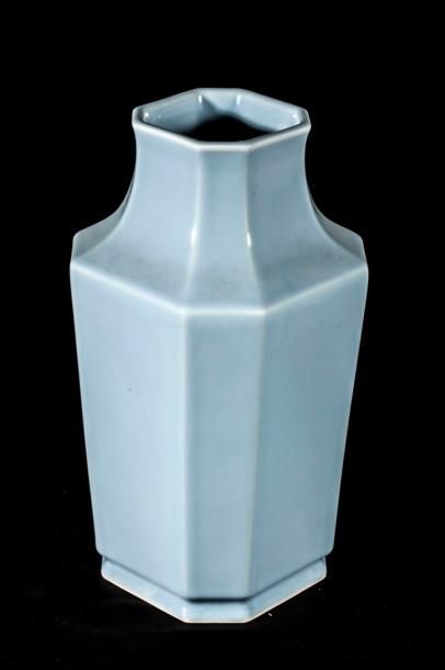 Arts d'Asie Vase de forme hexagonale à épaulement oblique en porcelaine à glaçure...