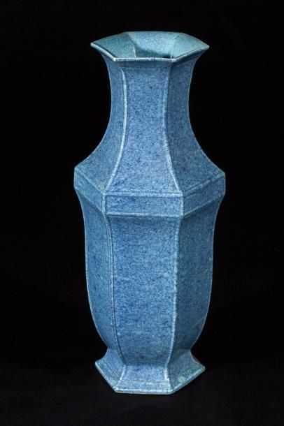 Arts d'Asie Vase hexagonal en porcelaine bleu de poudre. Chine. Dynastie Qing. Fin...