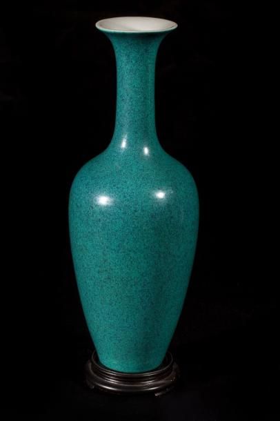 Arts d'Asie Vase balustre dit "vase Kwan Yin" semblable à celui que porte la déesse...