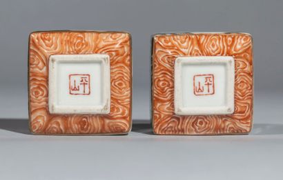 Arts d'Asie Paire de petits encriers quadrangulaires en porcelaine famille rose décorée...