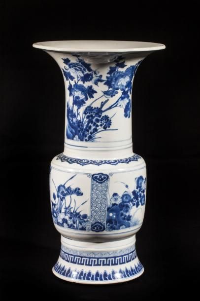 Arts d'Asie Vase à large panse et col évasé sur piédouche en porcelaine blanche décorée...