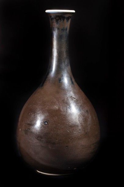Arts d'Asie Vase piriforme en porcelaine à glaçure brune nuancée. Chine. Dynastie...