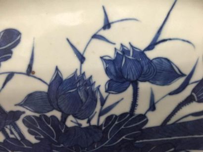 Arts d'Asie Plat ovale en porcelaine blanche, décoré en bleu cobalt sous couverte...