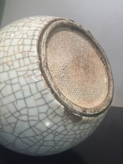 Arts d'Asie Vase Ghe Yao globulaire à col droit en porcelaine à glaçure monochrome...