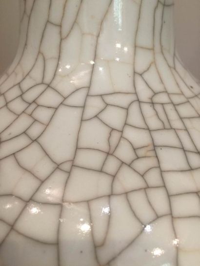 Arts d'Asie Vase Ghe Yao globulaire à col droit en porcelaine à glaçure monochrome...