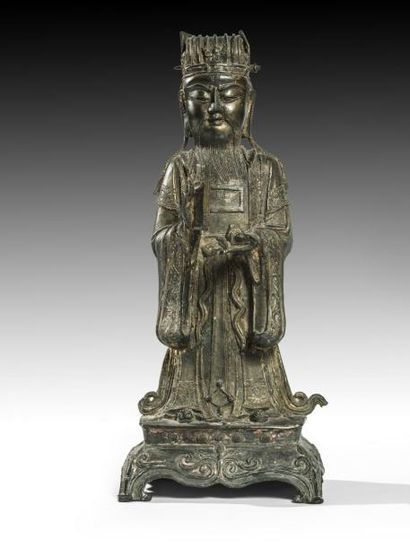 Arts d'Asie Sage taoïste figuré debout sur un piètement, coiffé d'un bonnet et vêtu...
