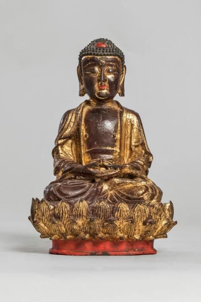 Arts d'Asie Buddha Amitabha vêtu de la robe monastique assis en virasana sur un lotus...
