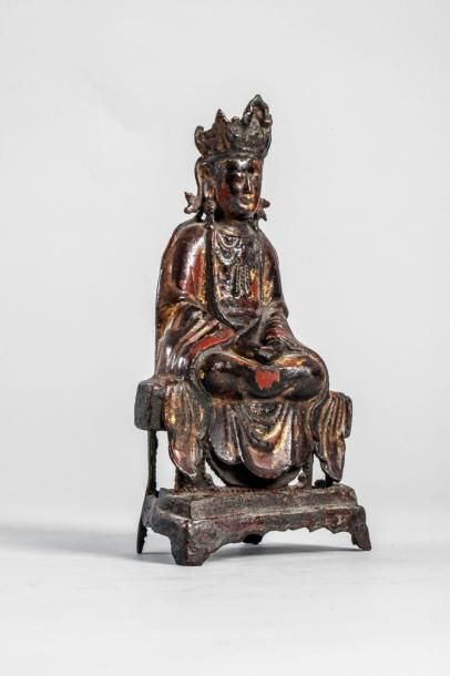 Arts d'Asie Le Boddhisattva Kwan Yin assis en méditation sur un haut socle vêtu d'une...
