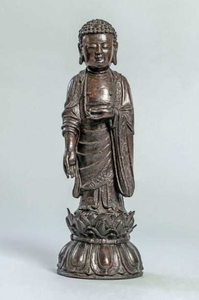 Arts d'Asie Boddhisattva debout sur un haut socle lotiforme vêtu d'une robe monastique,...