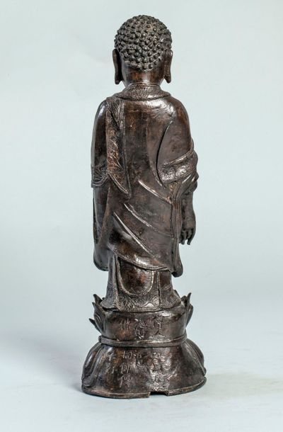 Arts d'Asie Boddhisattva debout sur un haut socle lotiforme vêtu d'une robe monastique,...