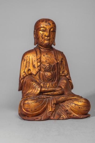 Arts d'Asie Lohan assis en méditation vêtu d'une robe monastique lui couvrant les...