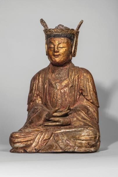 Arts d'Asie Boddhisattva assis en méditation vêtu d'une robe monastique plissée et...