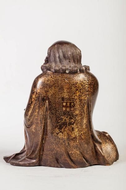 Arts d'Asie Lohan assis en délassement vêtu d'une robe monastique s'ouvrant sur un...