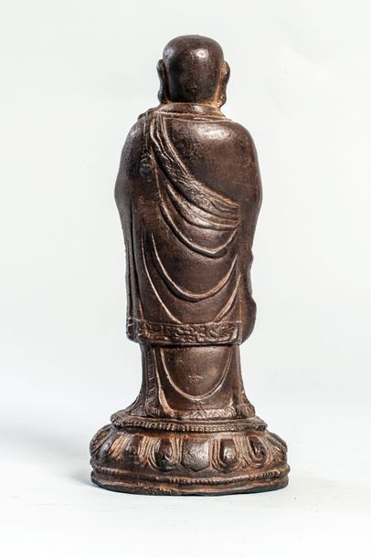 Arts d'Asie Lohan figuré debout sur une base lotiforme vêtu d'une robe monastique...