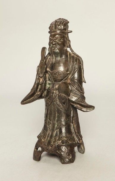 Arts d'Asie Sage taoïste debout vêtu d'une longue tunique, coiffé d'un bonnet tenant...