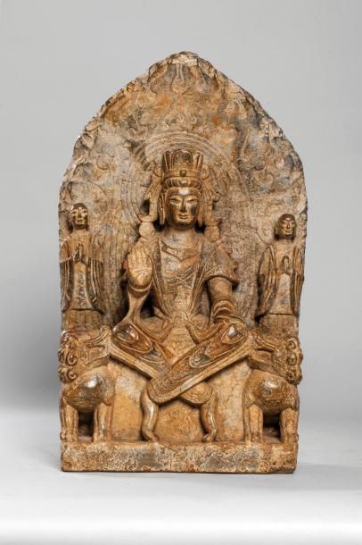 Arts d'Asie Stèle Bouddhique illustrant un Boddhisattva couronné, assis sur un trône...