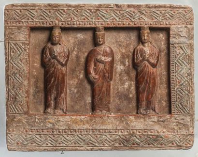 Arts d'Asie Brique architecturale illustrée de trois Boddhisattvas debouts, vêtus...