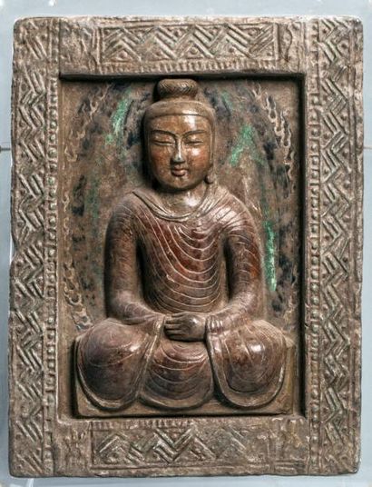 Arts d'Asie Ornement de paroi de sanctuaire illustrant Buddha assis en méditation...