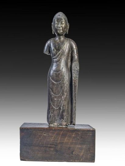 Arts d'Asie Buddha debout dans une posture hiératique , vêtu de la robe monastique...