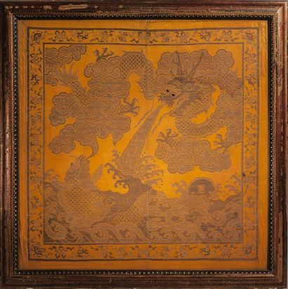 Arts d'Asie Paire de tissages Khoseu en soie jaune illustrés au fil d'argent d'un...