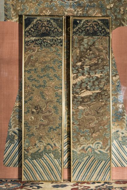 Arts d'Asie Robe de Cour «  Chifu » brodée sur fond de tissage soie or « Kesi »Chine...