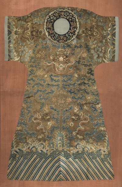 Arts d'Asie Robe de Cour «  Chifu » brodée sur fond de tissage soie or « Kesi »Chine...