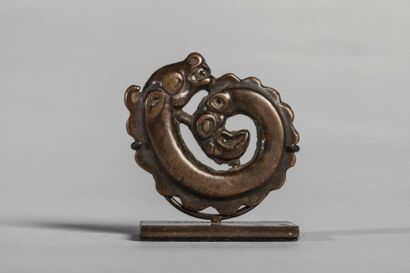 Arts d'Asie Boucle illustrant le corps d'un dragon lové en spirale terminé par une...