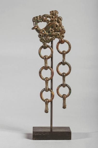 Arts d'Asie Boucle à chainette ciselée d'une composition de faons entrelacés. Bronze...