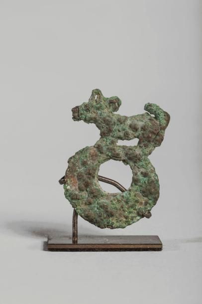 Arts d'Asie Boucle composé d'un anneau surmonté d'un bouquetin. Bronze à patine de...
