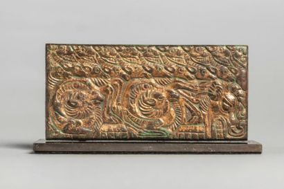 Arts d'Asie Boucle rectangulaire finement ciselée de motifs zoomorphes composé de...