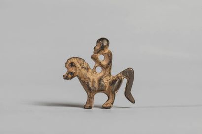 Arts d'Asie Cavalier singe sur sa monture, pourrait être un pendentif. Bronze à patine...