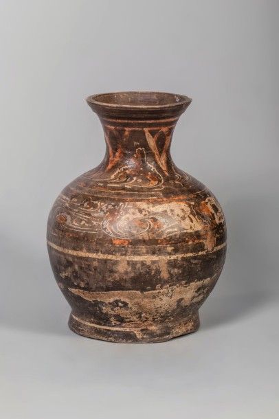 Arts d'Asie Vase de forme Hu en terre cuite décoré de motifs géométriques et rinceaux...