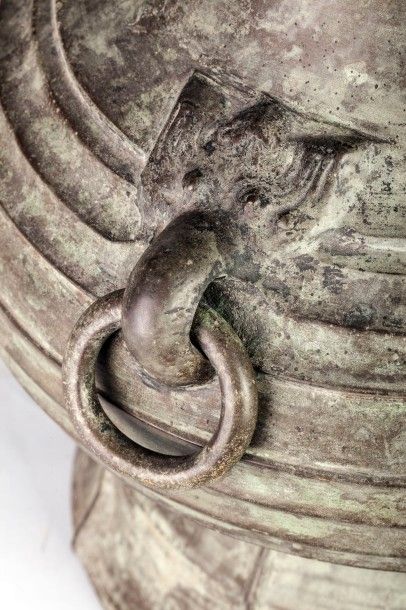 Arts d'Asie Vase de forme Hu serti à la panse de deux anses mobiles à anses de Tao...