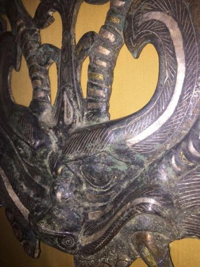 Arts d'Asie Paire de masques de chimères cornues dentitions dehors. Bronze incrusté...