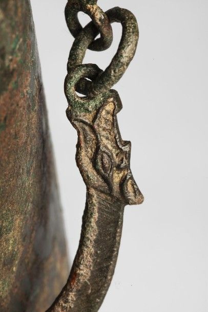 Arts d'Asie Urne cylindrique tripode à anses mobiles maintenues par des anneaux mobiles...