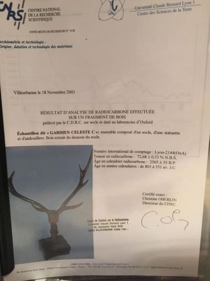 Arts d'Asie Gardien céleste, figuration stylisée d'un cerf. Ensemble composé d'un...