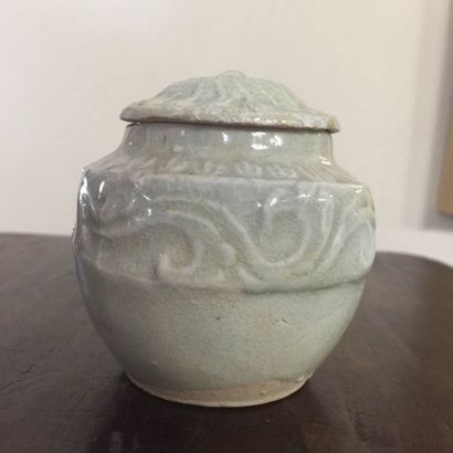 Arts d'Asie Petit pot couvert Qinbaï en grès porcelaineux moulé de frises de rinceaux...