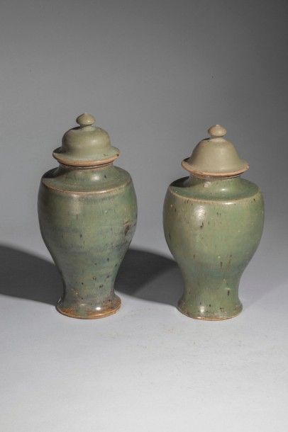 Arts d'Asie Paire de vase balustre couverts du lonquan en porcelaine à glaçure monochrome...