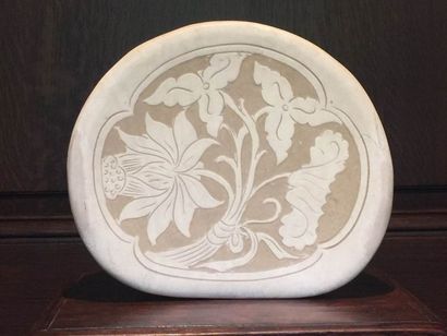 Arts d'Asie Repose tête Cizhu de forme ovale en grès porcelaineux décoré en incision...