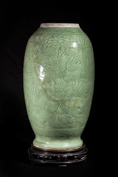 Arts d'Asie Vase ovoïde en épaisse porcelaine du Lonquan décoré de branches de pivoines...