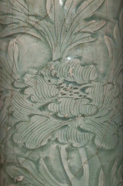 Arts d'Asie Vase cylindrique du lonquan décoré en incision de branches de pivoines...