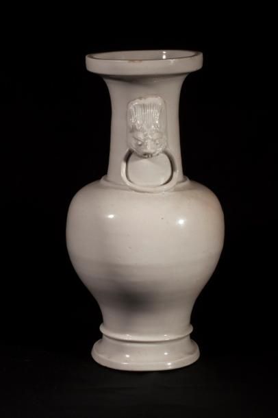Arts d'Asie Vase balustre en porcelaine blanc de chine moulé au col de deux têtes...