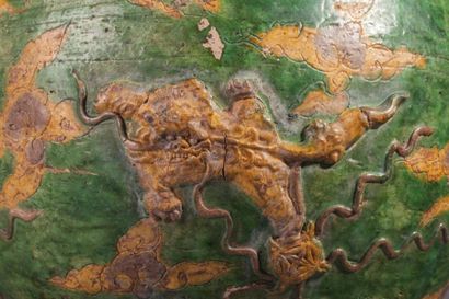 Arts d'Asie Potiche couverte moulée de quatre chiens de Fo et décorée de nuages et...