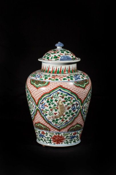 Arts d'Asie Potiche couverte en porcelaine wucaï décorée en émaux polychromes sur...