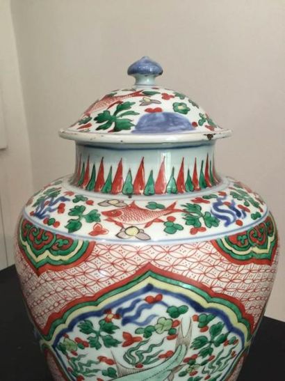 Arts d'Asie Potiche couverte en porcelaine wucaï décorée en émaux polychromes sur...