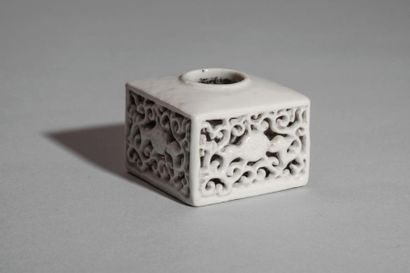 Arts d'Asie Objet de lettré, encrier quadrangulaire décoré en ajour en porcelaine...