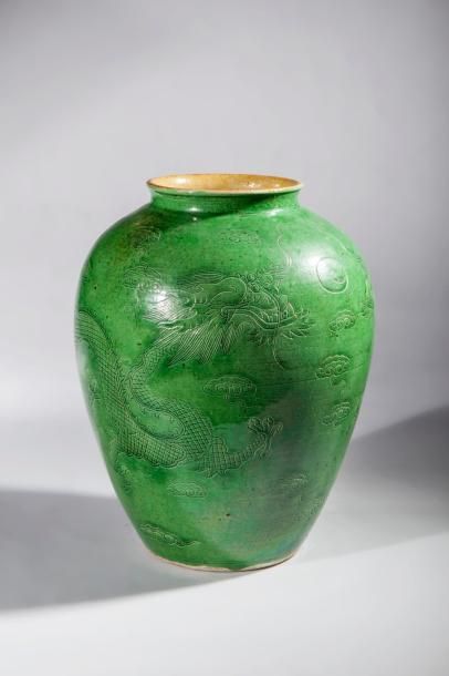 Arts d'Asie Pot en porcelaine décoré en incision sous glaçure monochrome verte de...