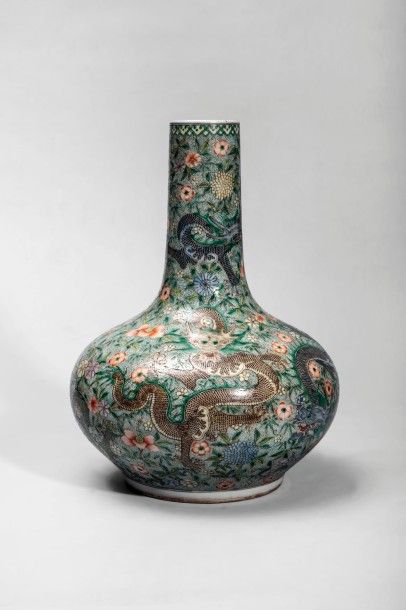 Arts d'Asie Flacon à large panse en porcelaine polychrome décoré de dragons impériaux...