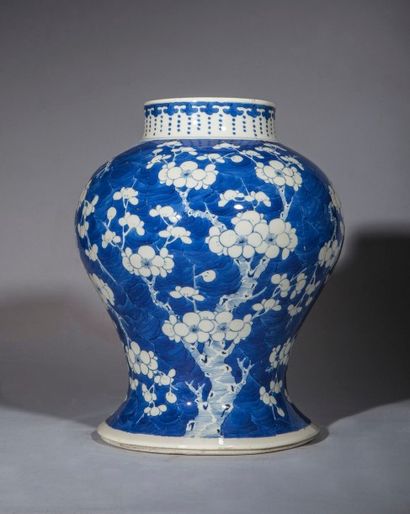Arts d'Asie Potiche en porcelaine blanche décorée en bleu cobalt sous couverte de...